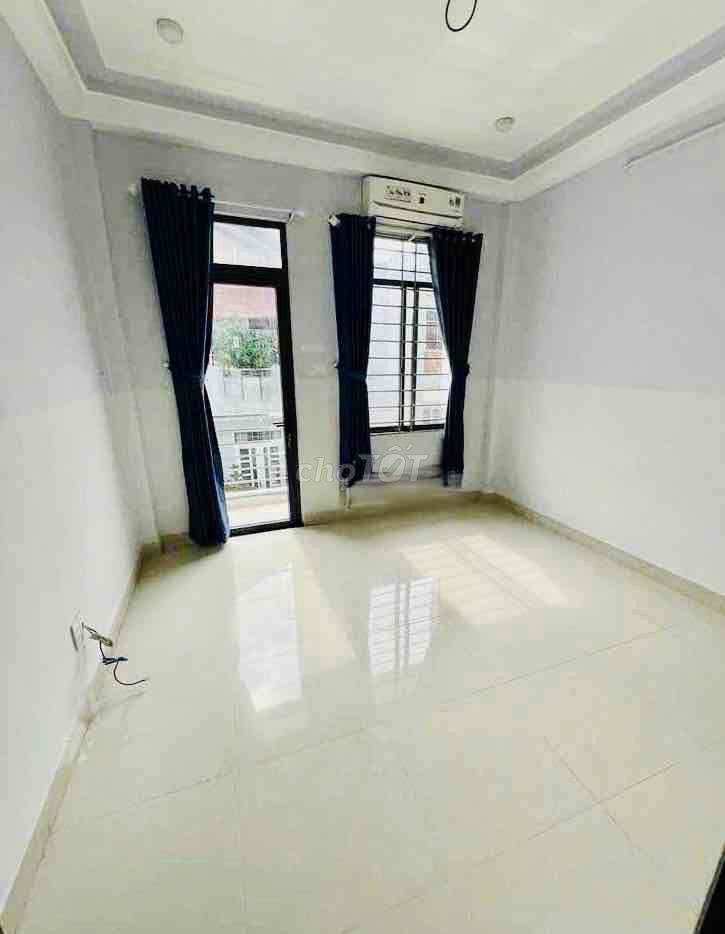 NHÀ RỘNG MỚI, DT 14m Dài SÂNXE THOÁNG, 1 TRỆT 1L 2P. NGỦ + P. làm vie