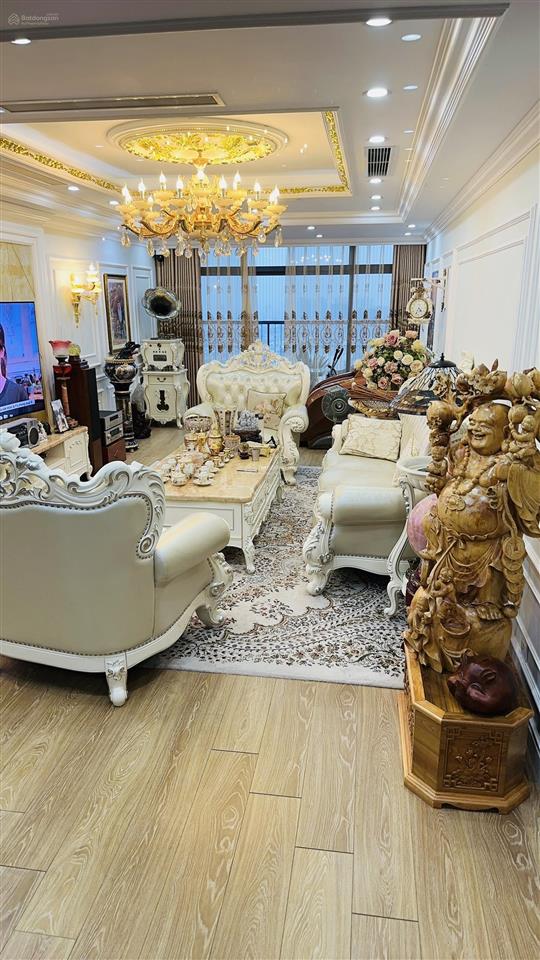 Chính chủ cần bán căn hộ 195m2 view thành phố tầng trung view thoáng, nội thất full đồ
