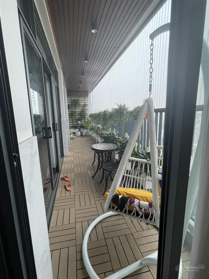 Chính chủ cần bán căn hộ 195m2 view thành phố tầng trung view thoáng, nội thất full đồ