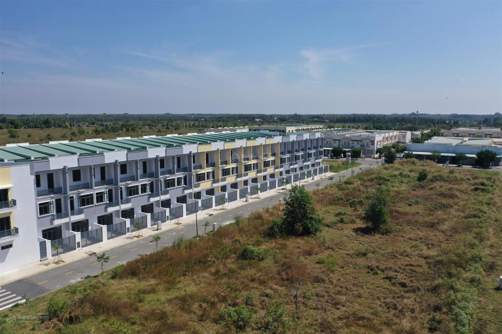 Bán nhà phố 1 trệt 1 lầu trong khu công nghiệp phước đông, sổ hồng riêng có sẵn.