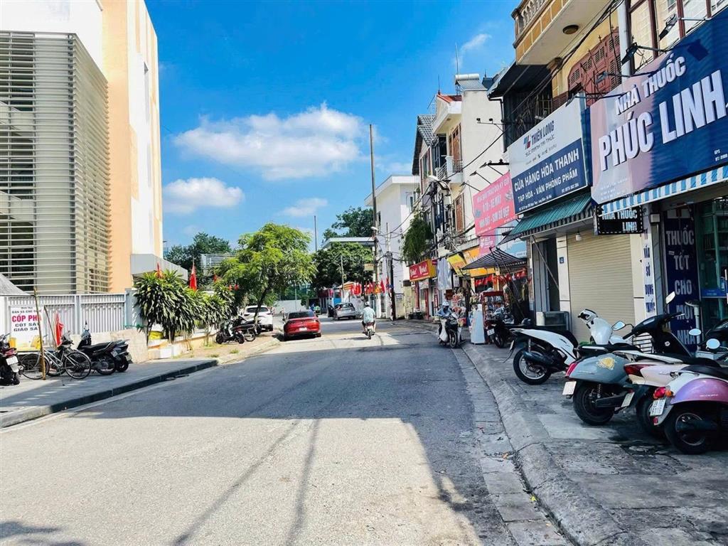 Bán thửa đất đẹp dt gần 90m2, mt 4.5m khu chia lô bàn cờ, ô tô 7 chỗ vào nhà, ngõ thông, giá tốt