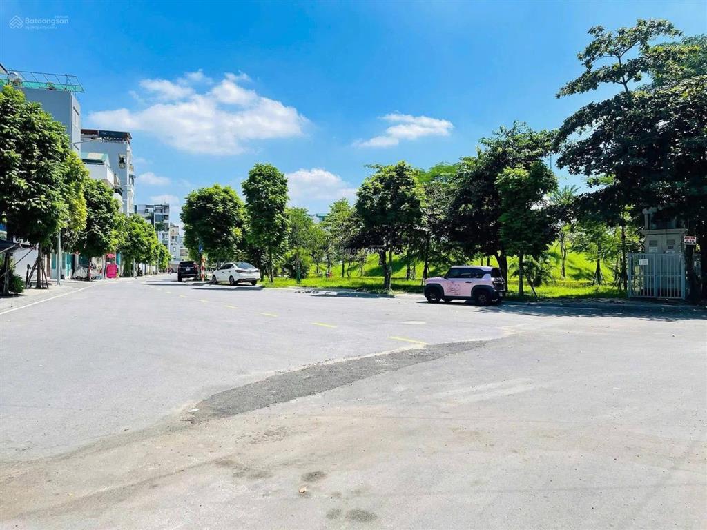 Bán thửa đất đẹp dt gần 90m2, mt 4.5m khu chia lô bàn cờ, ô tô 7 chỗ vào nhà, ngõ thông, giá tốt