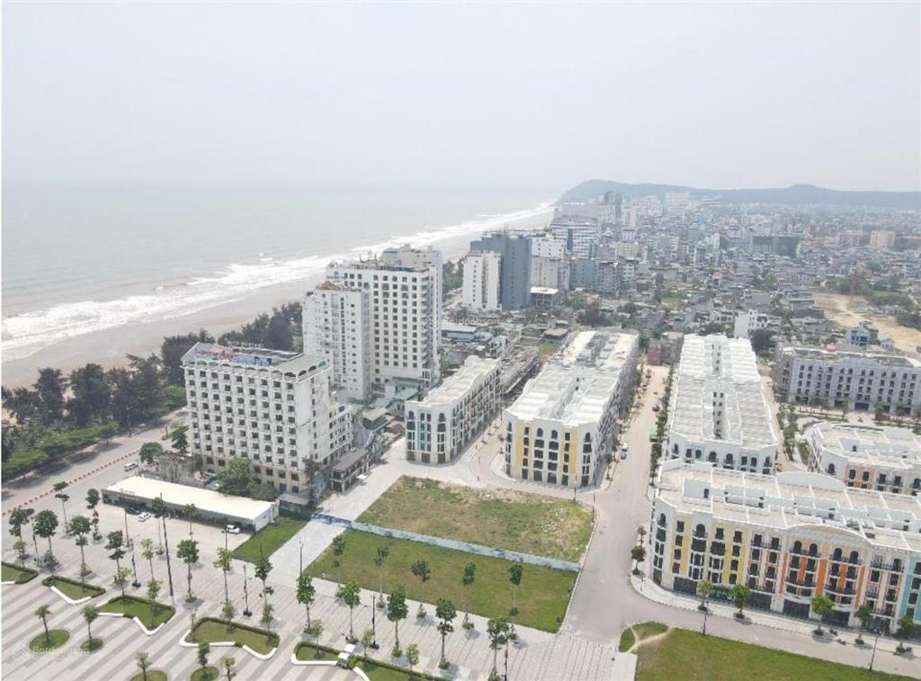 Bán gấp căn 1pn + 1, tầng 10 đẹp dự án, full nội thất, giá hơn 3 tỷ, tại sun group sầm sơn