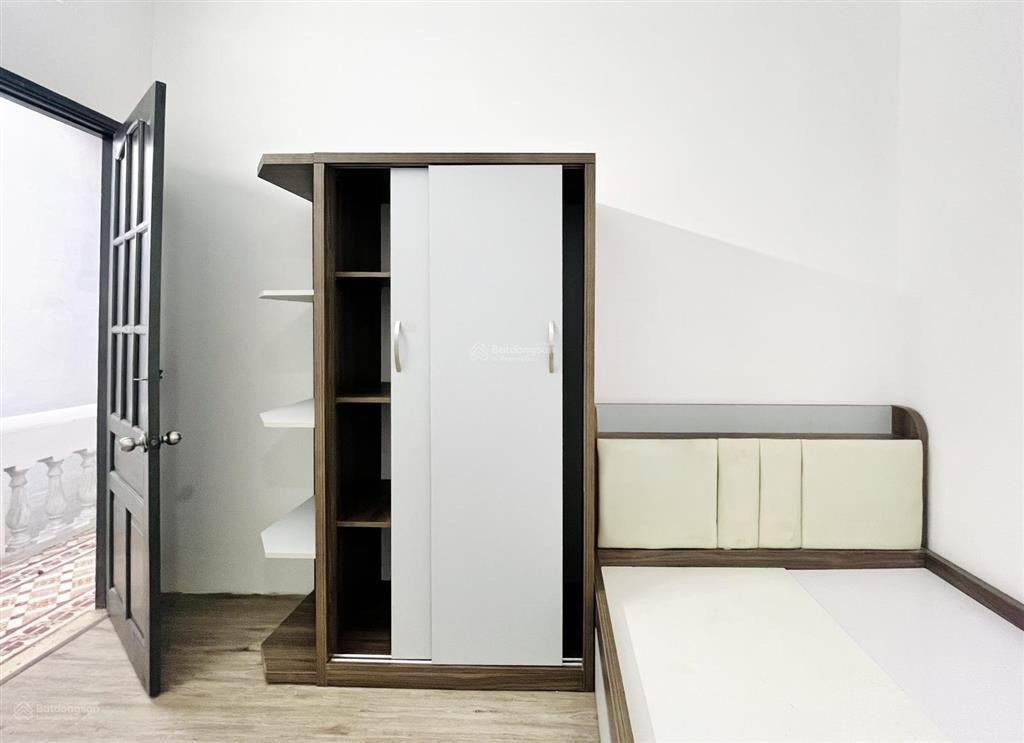 Phòng mới xây rất thoáng  full nt  vị trí đẹp ạ