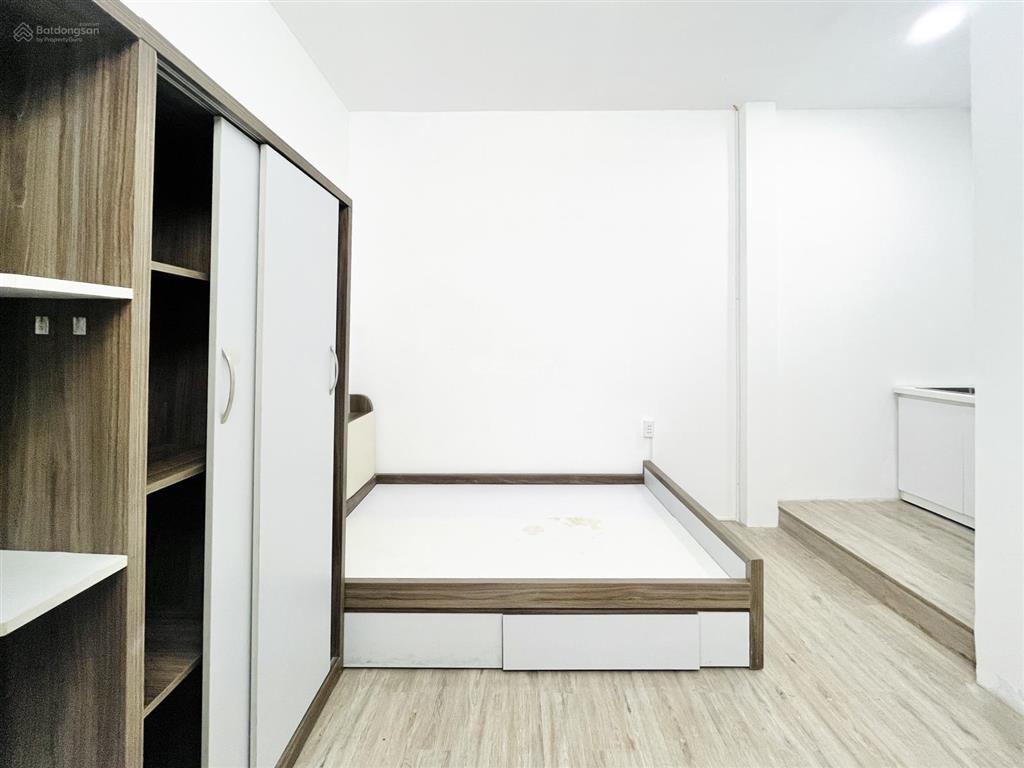 Phòng mới xây rất thoáng  full nt  vị trí đẹp ạ