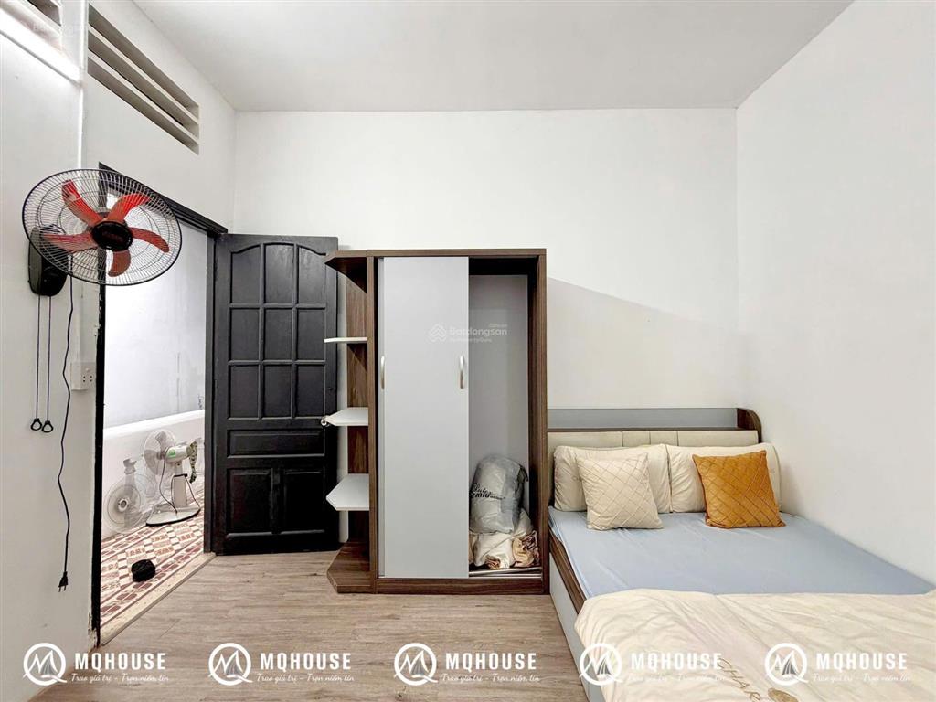 Vị trí cực đẹp, nhà mới thoáng mát với cửa sổ và ban công  không ồn