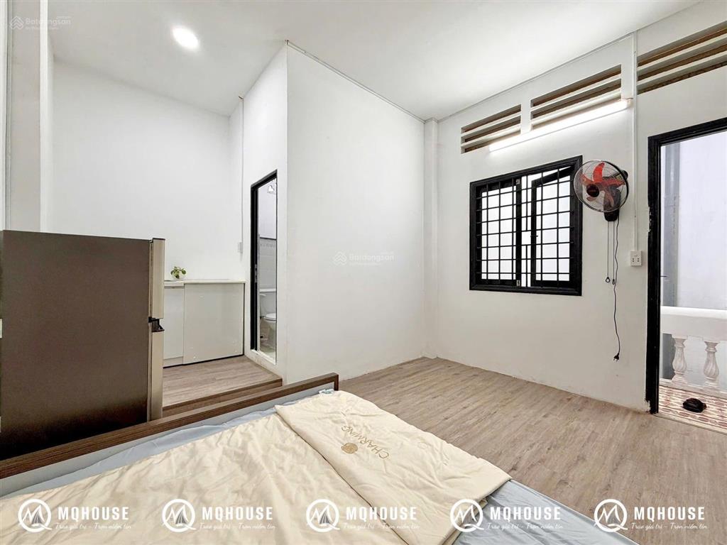 Vị trí cực đẹp, nhà mới thoáng mát với cửa sổ và ban công  không ồn