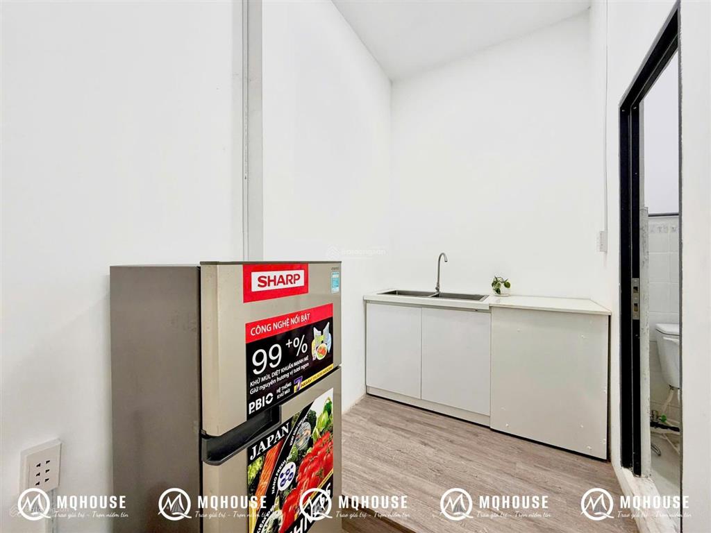 Vị trí cực đẹp, nhà mới thoáng mát với cửa sổ và ban công  không ồn
