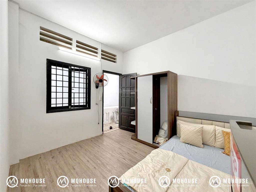 Vị trí cực đẹp, nhà mới thoáng mát với cửa sổ và ban công  không ồn