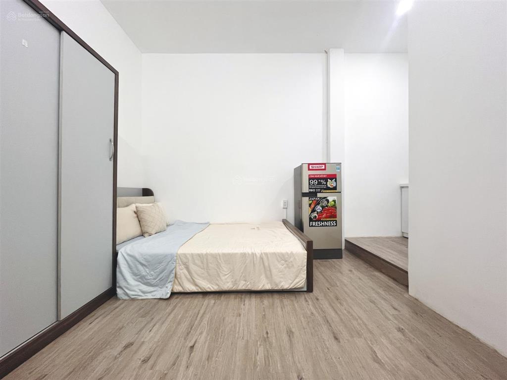 Em chính chủ cho thuê luôn ạ  full nội thất  phòng rất thoáng  mới xây ạ