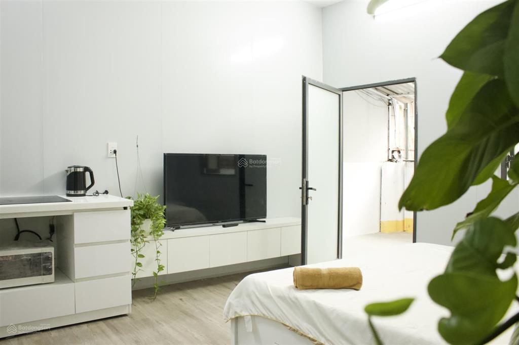 Em chính chủ cho thuê luôn ạ  full nội thất  phòng rất thoáng  mới xây ạ