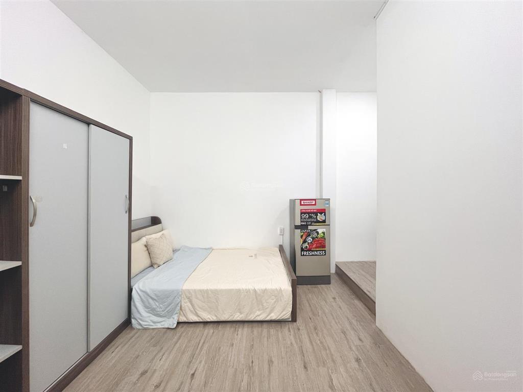 Em chính chủ cho thuê luôn ạ  full nội thất  phòng rất thoáng  mới xây ạ
