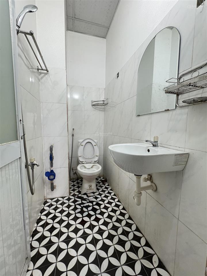 Chính chủ cho thuê phòng đi bộ qua đh ntt ban công siêu thoáng  thang máy  bảo vệ