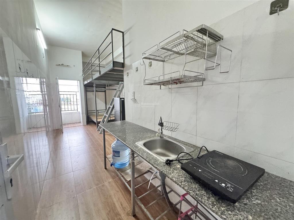 Chính chủ cho thuê phòng đi bộ qua đh ntt ban công siêu thoáng  thang máy  bảo vệ