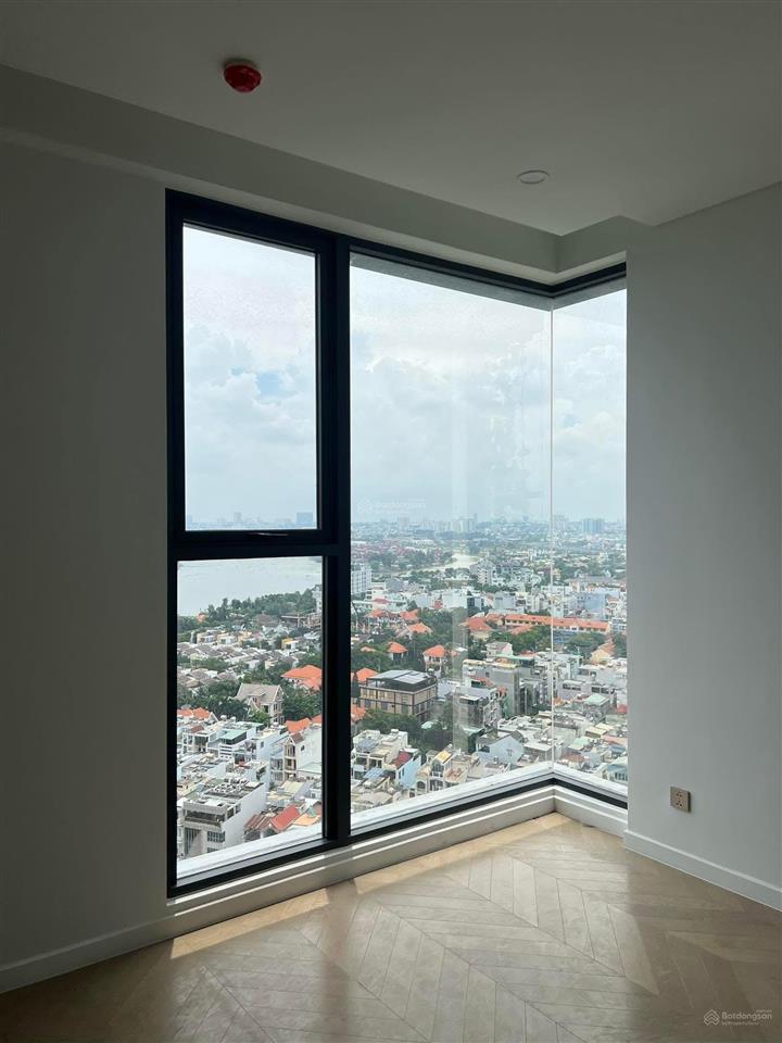 Bán gấp căn hộ 2pn 75m2 nhìn sông sài gòn tầng 22 toà east căn góc đã có sổ