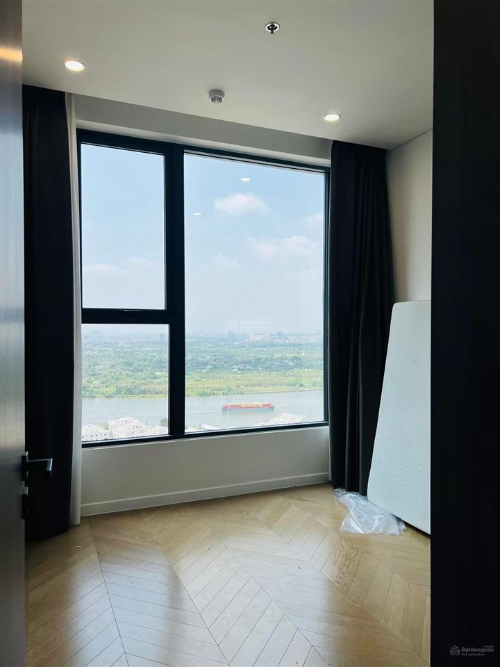Bán gấp căn hộ 2pn 75m2 nhìn sông sài gòn tầng 22 toà east căn góc đã có sổ