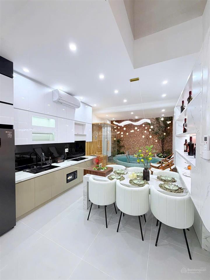 Nhà đẹp có hồ bơi mini tại 442 hoàng diệu, gần cầu rồng, lõi trung tâm tp