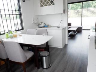 Căn hộ duplex 2 phòng ngủ, tầng 6+7, ban công siêu rộng, ngay sát nhà hát lớn