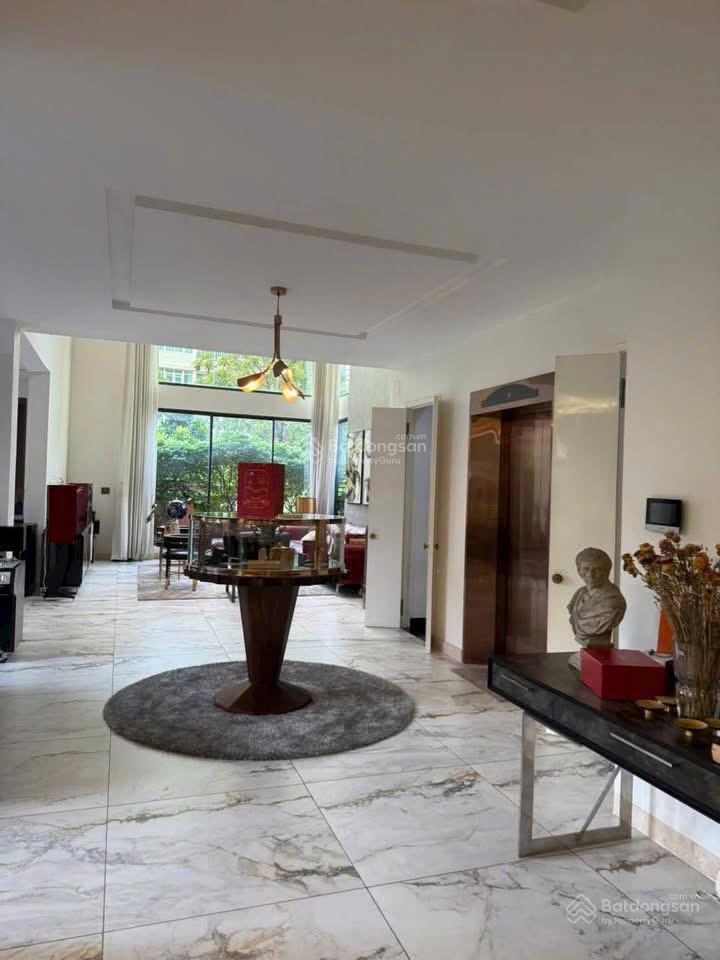 Bán villa rất đẹp khu đường nguyễn văn hưởng, phường thảo điền, quận 2.  0911 383 ***