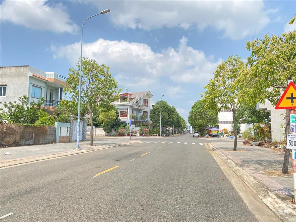 Đất ngộp rẻ trung tâm tp bà rịa mặt tiền đường nguyễn văn trỗi sổ hồng 10x18 180m2 thổ cư toàn bộ.