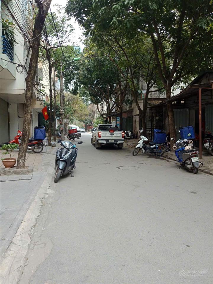 Cho thuê gấp nhà liền kề trung kính, dt 82x5t, mt 5,2m, đường ô tránh vỉa hè, giá 36 triệu/tháng