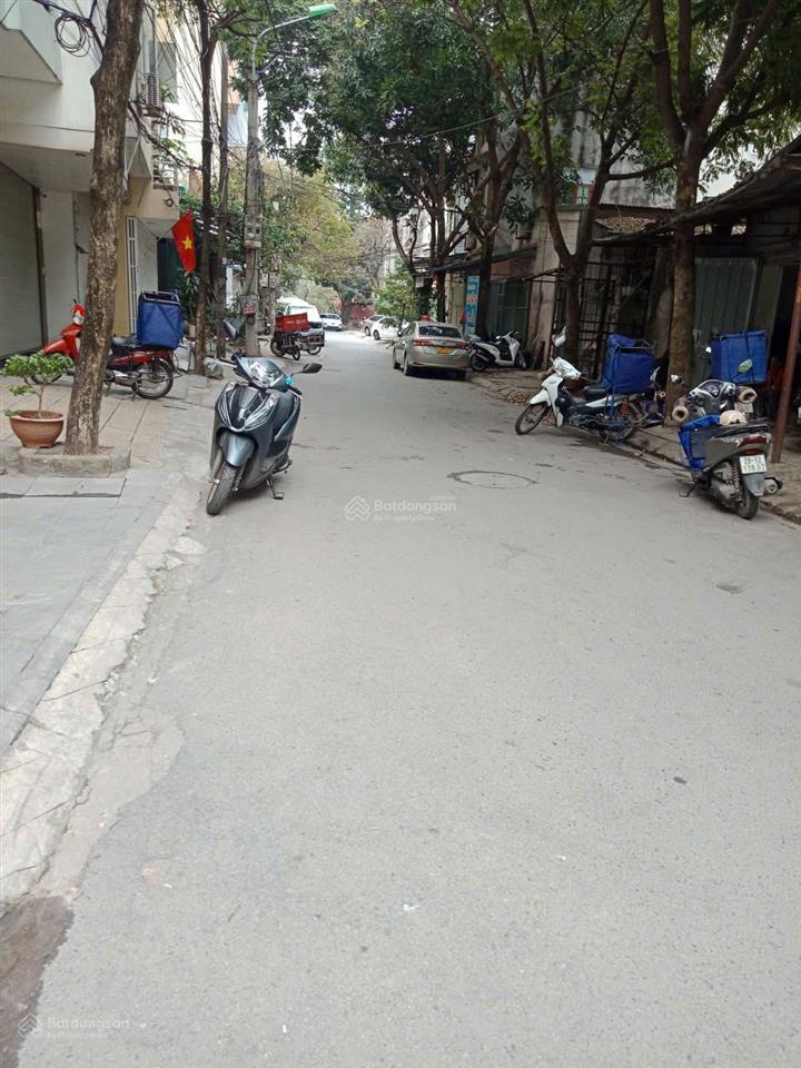 Cho thuê gấp nhà liền kề trung kính, dt 82x5t, mt 5,2m, đường ô tránh vỉa hè, giá 36 triệu/tháng