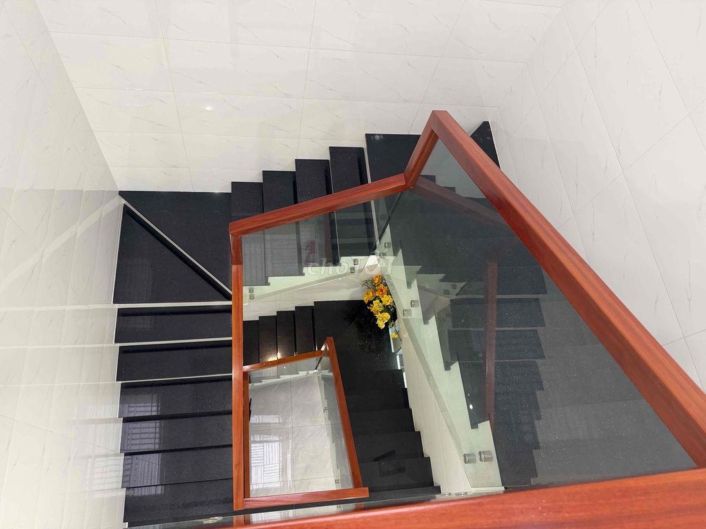 Bán nhà siêu đẹp mặt tiền Nguyễn Cửu Phú, 3 tầng, 4 pn, 5wc, tiện ích