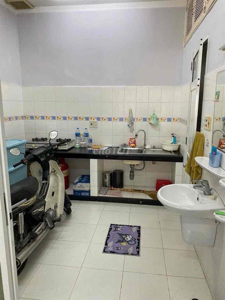 Cho thuê nhà mặt tiền Nguyễn Biểu, sầm uất, 4x18, có sân để xe