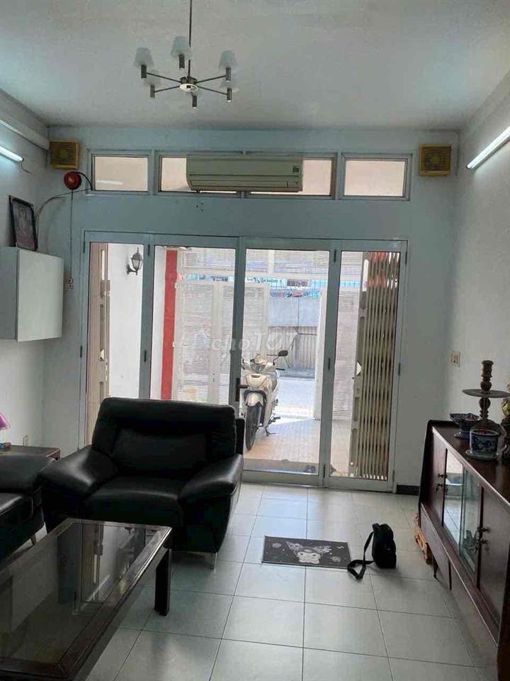 Cho thuê nhà mặt tiền Nguyễn Biểu, sầm uất, 4x18, có sân để xe