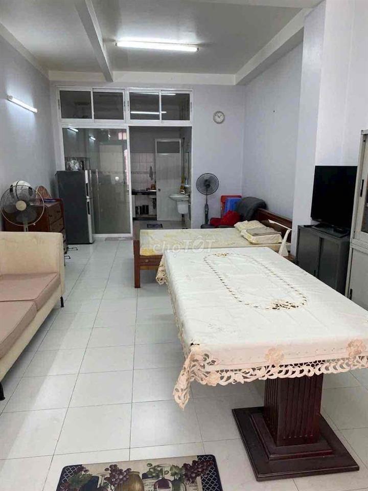 Cho thuê nhà mặt tiền Nguyễn Biểu, sầm uất, 4x18, có sân để xe