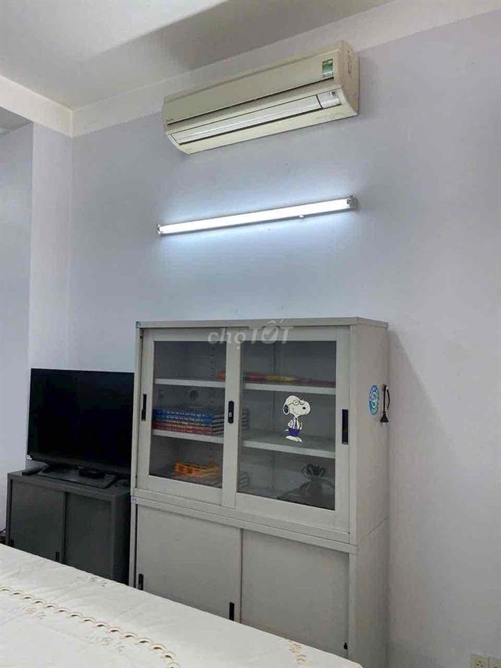 Cho thuê nhà mặt tiền Nguyễn Biểu, sầm uất, 4x18, có sân để xe