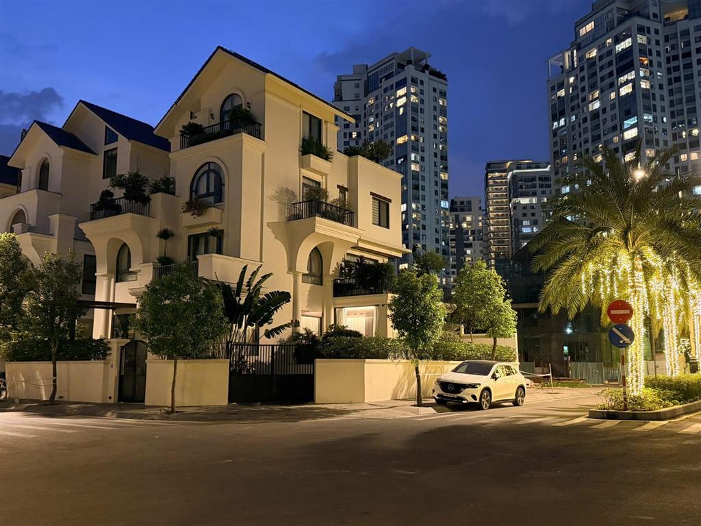 Cho thuê biệt thự 200tr/th 6pn, full nt luxury mới 100%, q.2  1500m2 sàn, vào ở ngay  0936 890 ***