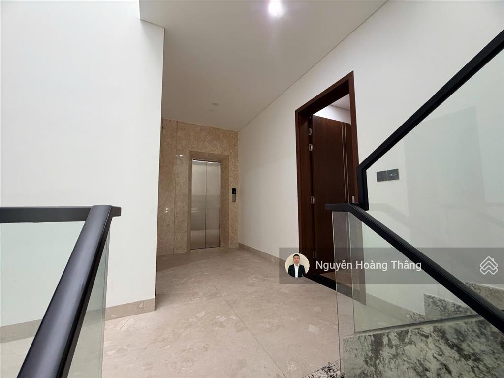 Cho thuê vp mới 100% 800m2 sàn, giá 90tr, 1 hầm 4 tầng, 10m ngang, đảo kim cương, q.2  0936 890 ***