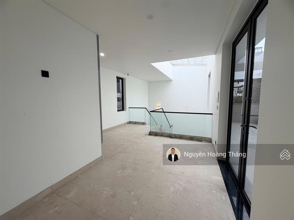 Cho thuê vp mới 100% 800m2 sàn, giá 90tr, 1 hầm 4 tầng, 10m ngang, đảo kim cương, q.2  0936 890 ***