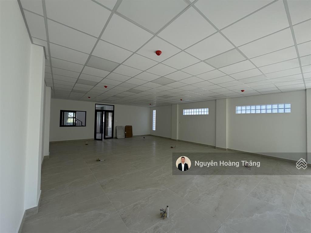 Cho thuê tòa nhà vp mới 100%, trương văn bang tạ hiện, giá 120tr/th,q2, tk hiện đại, setup theo y/c