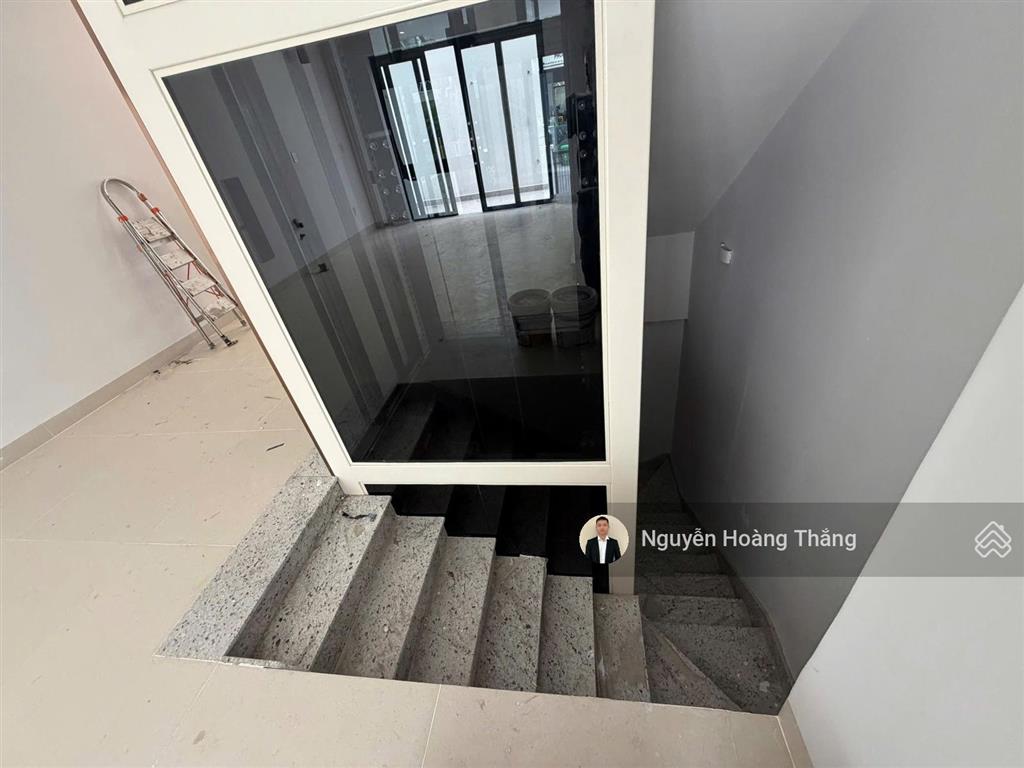 Cho thuê vp mới xây 100%, 1 hầm 4 tầng, dtsd 400m2, trang bị đầy đủ thiết bị, setup linh hoạt