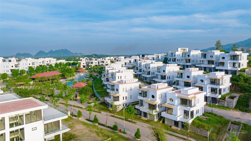Cần bán căn mặt view trực diện bể bơi cực đẹp, giá đầu tư chỉ hơn 22tr/m2 cả nhà.  0866 195 ***