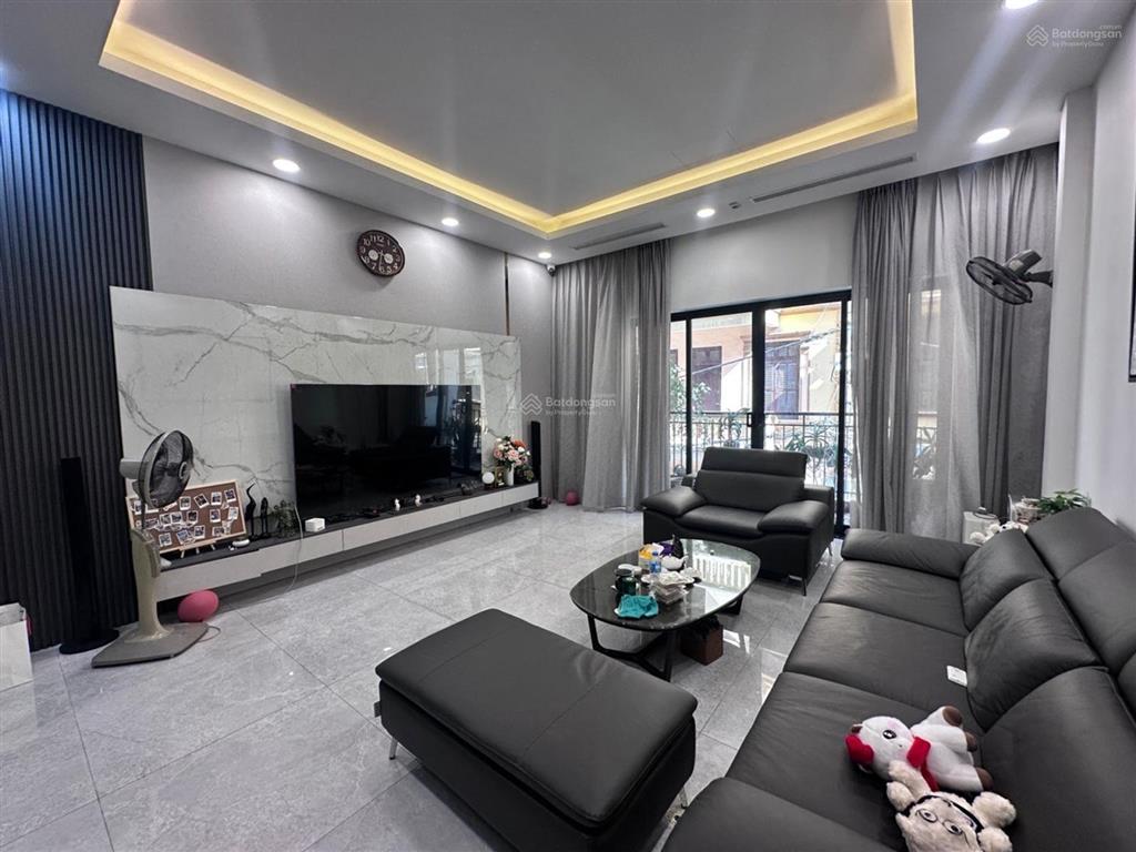 Bán nhà phân lô phố hoàng cầu, 60m2 5 tầng, ô tô tránh, gần hồ hoàng cầu