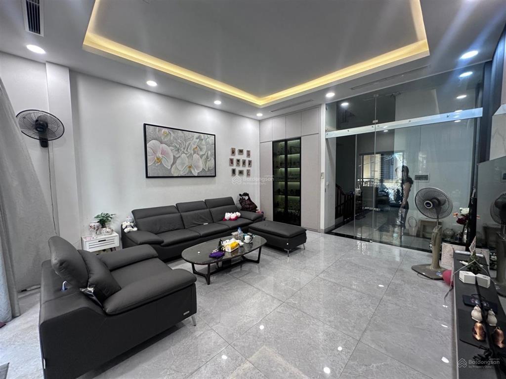 Bán nhà phân lô phố hoàng cầu, 60m2 5 tầng, ô tô tránh, gần hồ hoàng cầu
