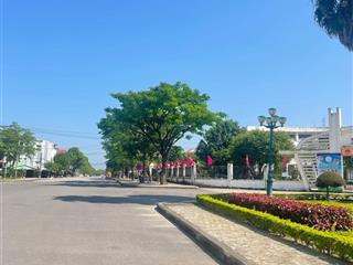 Chuyển nhượng lô đất ngay trường chuyên nguyễn bỉnh khiêm  tam kỳ.
ngang 6,7 dài 16 odt
hướng tây