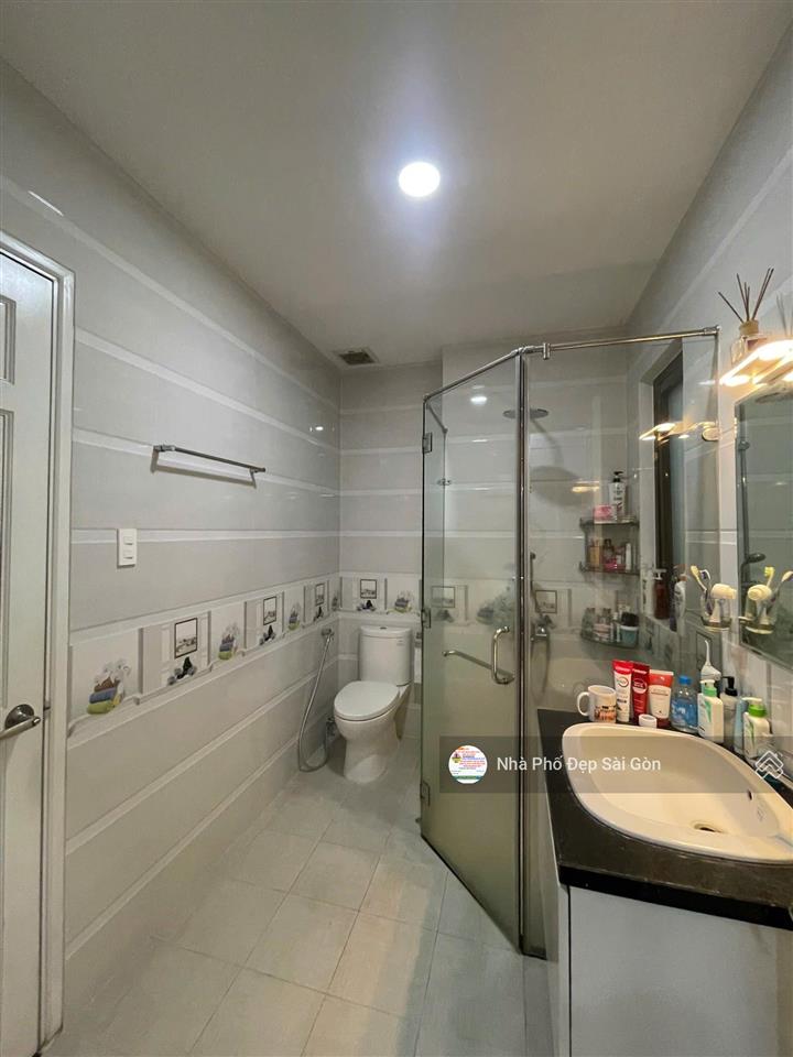 Siêu phẩm ngang khủng 6m  đúc 5 lầu, có thang máy. mt nguyễn hồng đào khu vip bàu cát