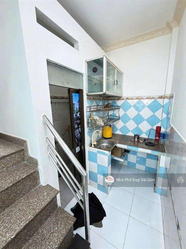 Chỉ nhỉnh 3 tỷ  bán nhà đúc 2 lầu, hẻm 3m trần văn quang, tân bình.