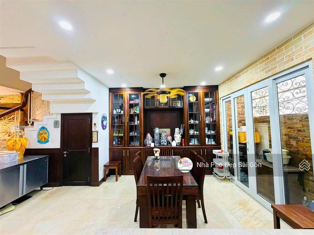 Villa phố hxh 12m đường c1, p13, tân bình. dt 6x15m, đúc 3 lầu, nhà đẹp, nội thất cao cấp