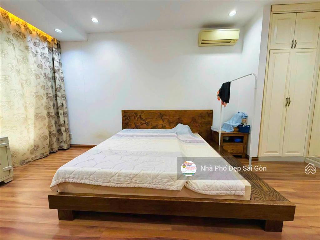 Villa phố hxh 12m đường c1, p13, tân bình. dt 6x15m, đúc 3 lầu, nhà đẹp, nội thất cao cấp