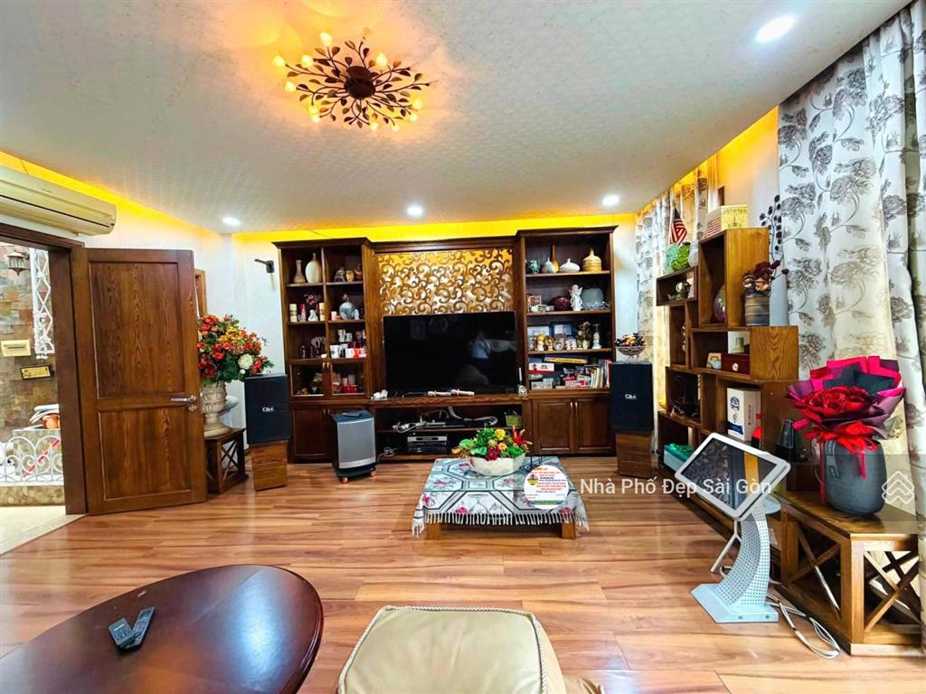 Villa phố hxh 12m đường c1, p13, tân bình. dt 6x15m, đúc 3 lầu, nhà đẹp, nội thất cao cấp