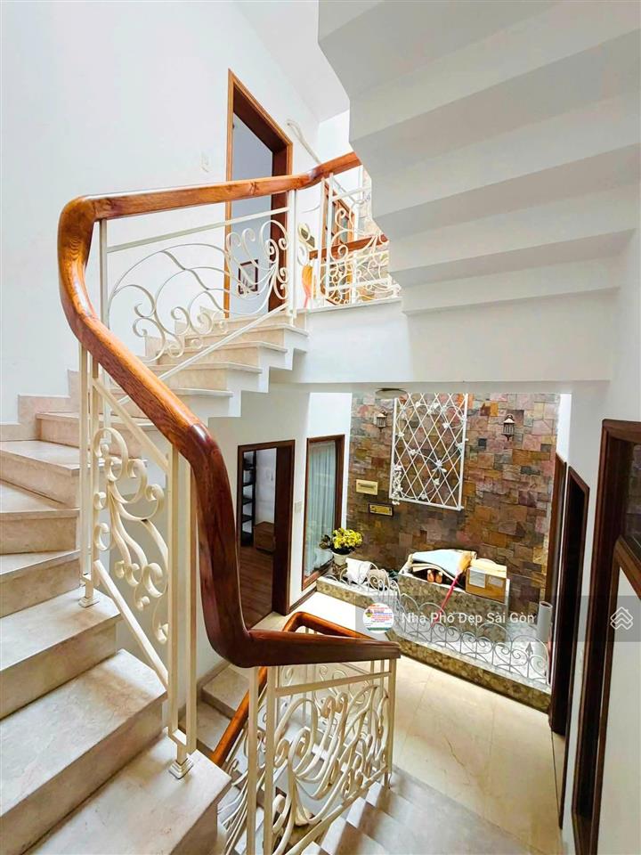 Villa phố hxh 12m đường c1, p13, tân bình. dt 6x15m, đúc 3 lầu, nhà đẹp, nội thất cao cấp