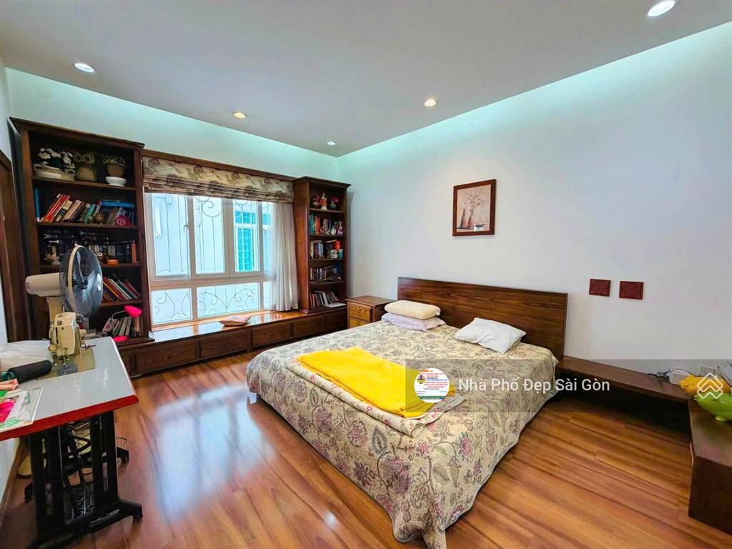 Villa phố hxh 12m đường c1, p13, tân bình. dt 6x15m, đúc 3 lầu, nhà đẹp, nội thất cao cấp