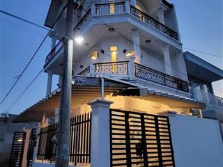 12 triệu/tháng  nhà nguyên căn góc 2 mặt tiền thoáng 2 lầu 4 phòng ngủ 5wc gần chợ long trường