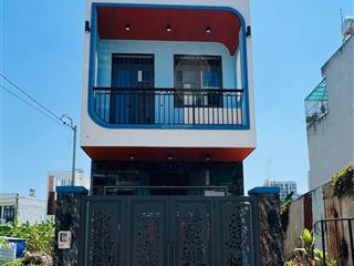 10 triệu/tháng  nhà sạch sẽ 2 lầu 3 phòng ngủ 1 phòng thờ trường lưu,cách vinhome q.9, kcn cao 10p