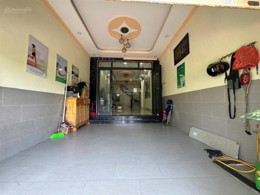 8.5 triệu/tháng  nhà có gara xe hơi 3 lầu 3 phòng ngủ có nội thất trường lưu gần chợ long trường